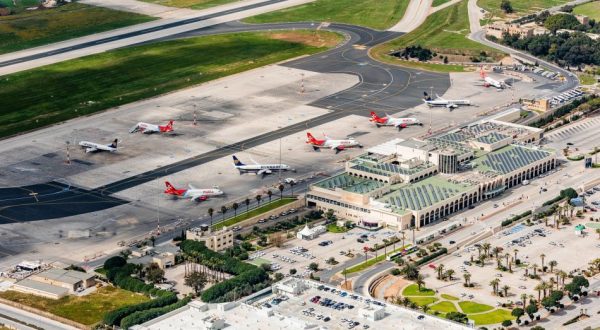 Sospeso volo da Malta a Catania dopo l’arresto di due passeggeri