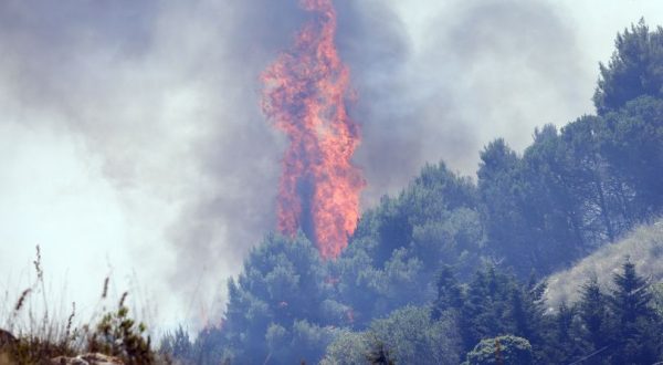 Roma nega l’emergenza incendi, tensione fra Schifani e Musumeci