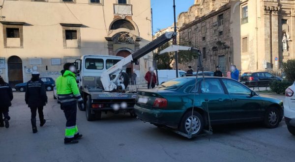 Blitz dei vigili urbani a piazza Kalsa e Porta dei Greci a Palermo