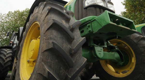 Protesta di agricoltori nell’Agrigentino, trattori in corteo