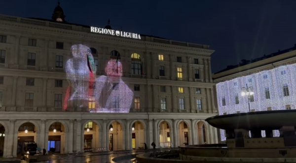 Palazzo Regione Liguria si illumina in ricordo di Gianluca Vialli