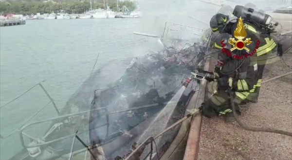 In fiamme due barche a vela ormeggiate in porto a Roccella Jonica