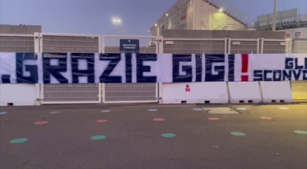 Tifosi in fila per l’ultimo saluto a Gigi Riva