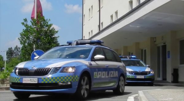 Polizia sequestra auto riciclate mediante false nazionalizzazioni