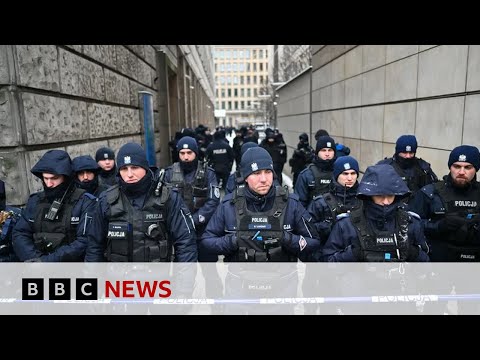 Poland’s journalists caught up in battle for airwaves | BBC News