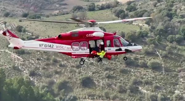 Cadavere recuperato in un viadotto nel ragusano, le immagini