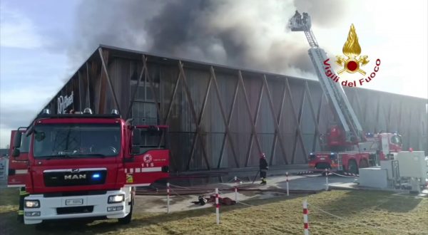 Cavenago Brianza, a fuoco capannone. Sindaco “Tenere chiuse finestre”