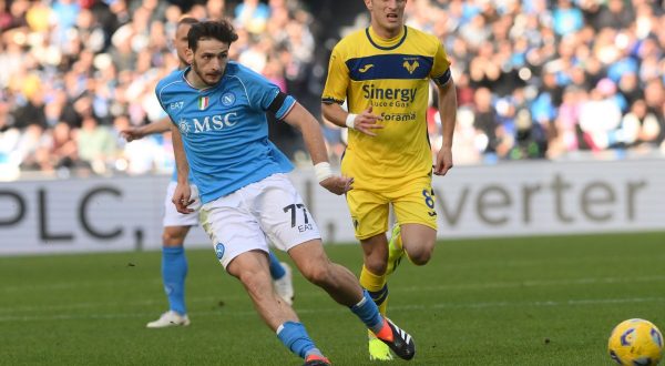 Magia di Kvaratskhelia, il Napoli ribalta il Verona 2-1