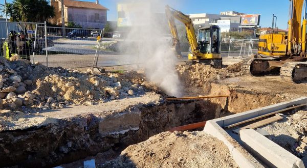 Escavatore buca tubo del gas a Modica, chiuso tratto statale 115