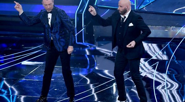 A Sanremo l’emozione di Allevi. Si balla con Travolta, Geolier in testa