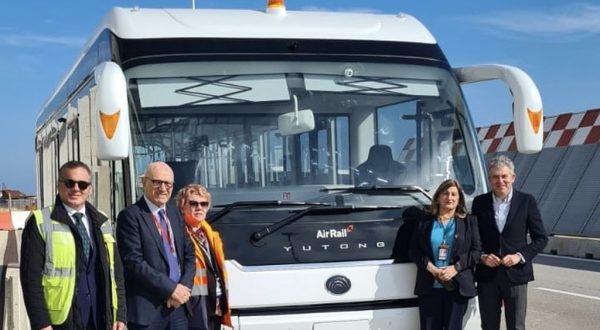 All’aeroporto di Palermo il primo bus interpista elettrico