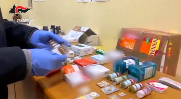 Farmaci illegali, Nas oscurano 79 siti web e arrestano 5 persone