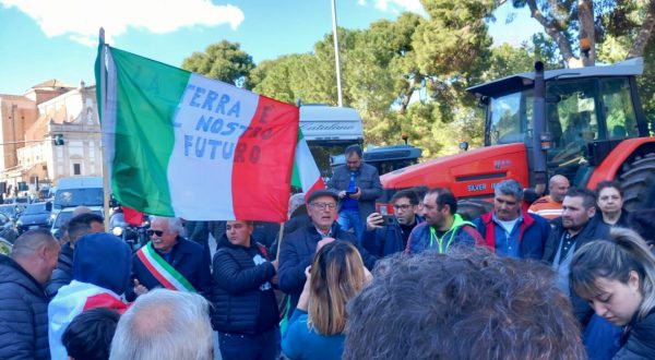 Trattori in piazza a Palermo, protesta davanti alla sede della Regione