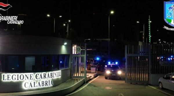 Droga e telefoni cellulari in carcere, 38 indagati a Catanzaro