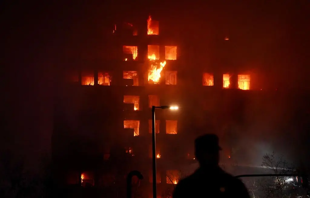 Spagna, incendio divora grattacielo a Valencia. Almeno 10 morti