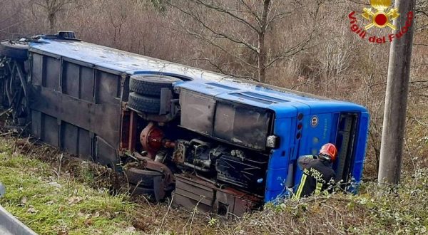 Pullman finisce fuori strada nel potentino, nessun ferito grave