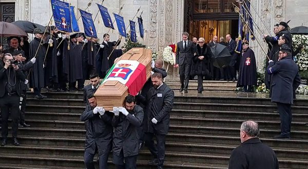 A Torino funerali Vittorio Emanuele, immagini dell’uscita del feretro