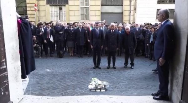 Tre pietre d’inciampo davanti all’ingresso della Questura di Roma