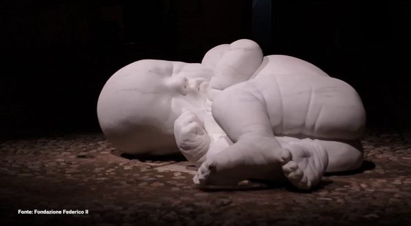 Jago porta il suo bambino di marmo al Palazzo Reale di Palermo