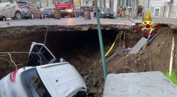 Voragine in strada a Napoli, due persone salvate dai Vigili del Fuoco