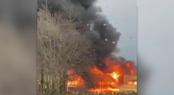 Truccazzano, a fuoco azienda materie plastiche. Alta colonna di fumo