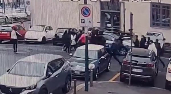 Torino, antagonisti assaltano volante della Polizia fuori da Questura