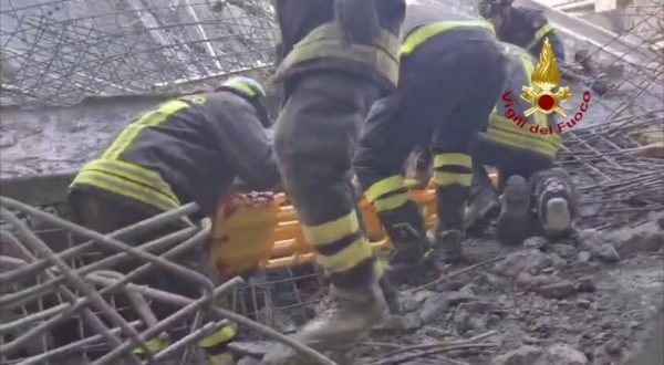 Crollo Firenze, vigili fuoco estraggono operai coinvolti, le immagini