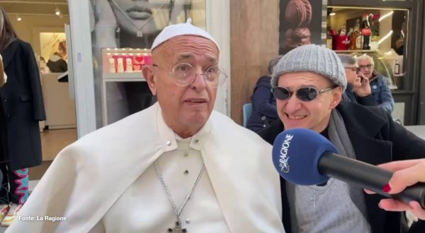 Sanremo, i fan cantano i brani dei propri beniamini davanti l’Ariston