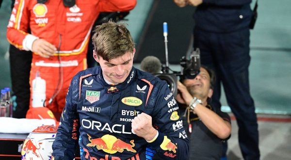 Subito Verstappen a segno in Bahrain, Sainz sul podio