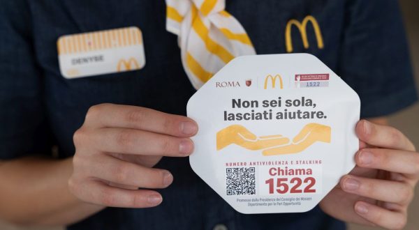 Nei 700 ristoranti McDonald’s l’adesivo del numero antiviolenza 1522