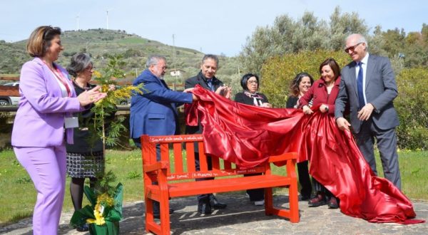 8 marzo, inaugurata panchina rossa alle terme di Cefalà Diana