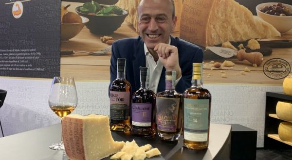 Parmigiano Reggiano celebra 90 anni e “sposa” il whisky