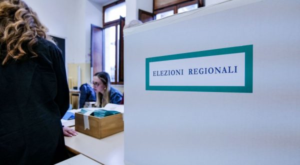 Regionali Abruzzo, scontro Marsilio-D’Amico. Urne aperte fino alle 23