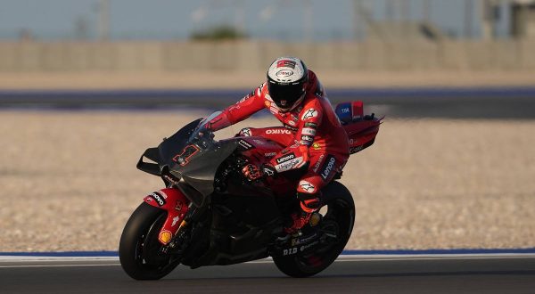 Bagnaia vince in Qatar davanti a Binder e Martin