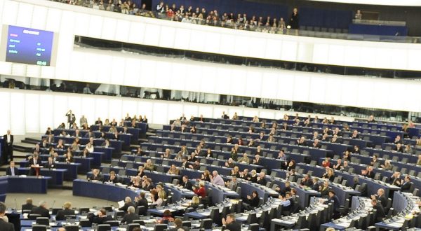 Il Parlamento Europeo approva la legge sull’intelligenza artificiale