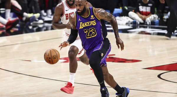 I Lakers travolgono Atlanta, Golden State al tappeto