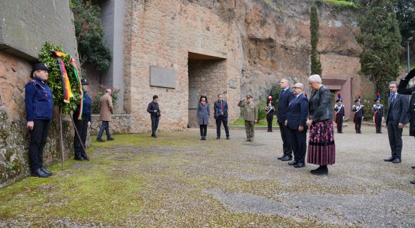 Fosse Ardeatine, ministri Roth e Sangiuliano rendono omaggio alle vittime