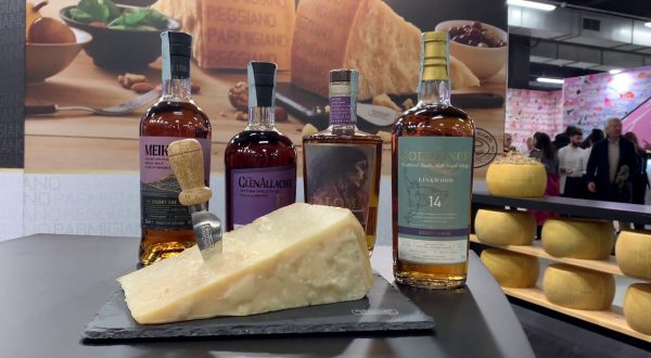 Parmigiano Reggiano soffia 90 candeline e “sposa” il whisky