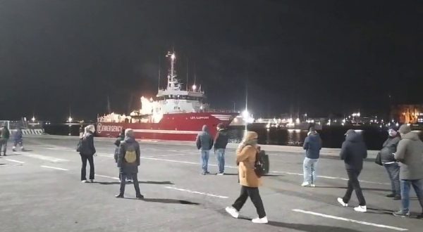 Sbarcati a Catania i 52 migranti della nave Life Support di Emergency