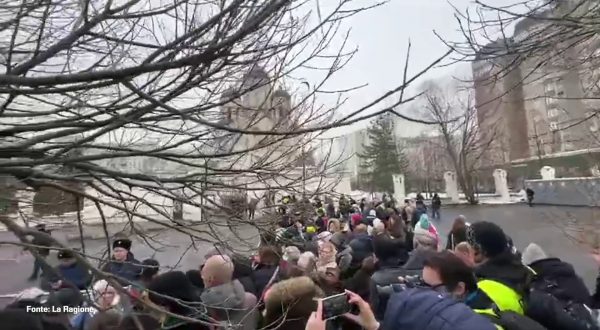 In migliaia ai funerali di Navalny