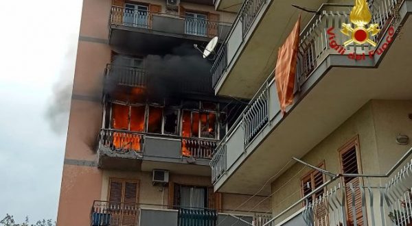 Incendio in un’abitazione ad Acireale, famiglie evacuate