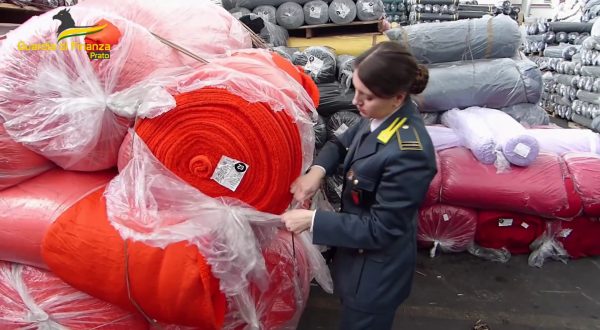 Tessuti non a norma, sequestro del valore di 4 milioni nel pratese