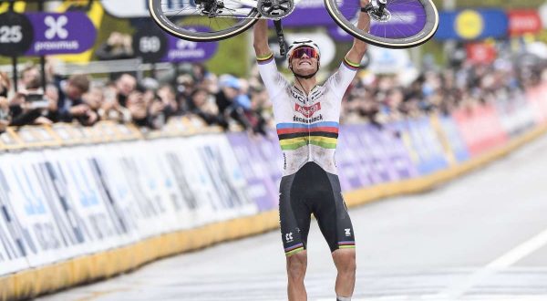 Van der Poel fa tris al Giro delle Fiandre, Mozzato secondo