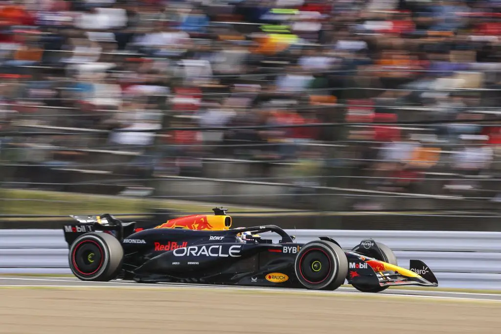 A Suzuka vince Verstappen davanti a Perez e Sainz. Quarto Leclerc