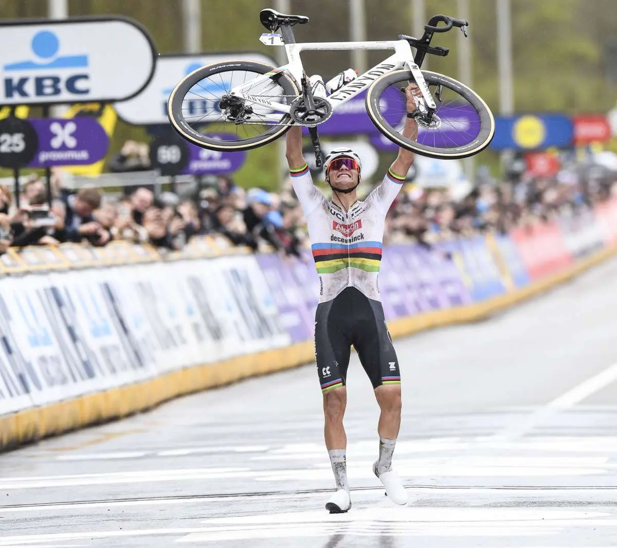 Bis alla Parigi-Roubaix per il campione del mondo Van der Poel