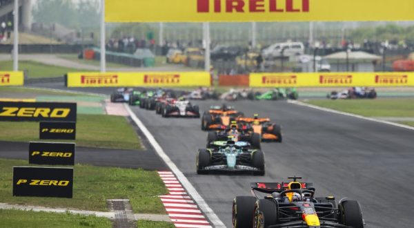 In Cina Verstappen precede Norris e Perez, poi le Ferrari