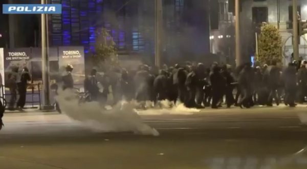 18 arresti e 75 denunciati per corteo anarchici a Torino, le immagini