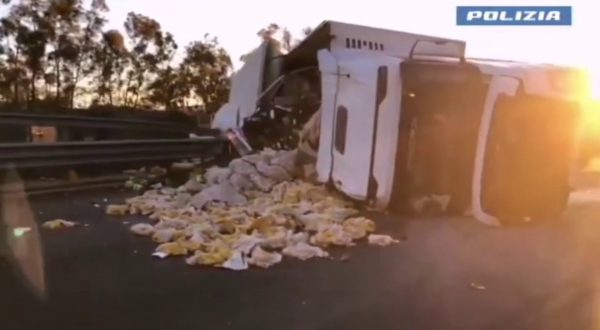 Tir si ribalta lungo autostrada A19 nei pressi di Enna, due feriti