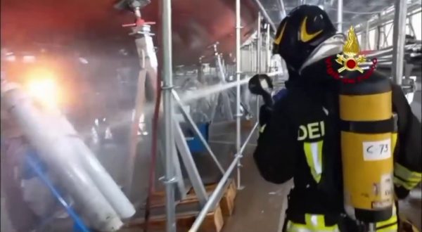 Sestri Ponente, incendio in un cantiere nautico. Evacuati 100 operai