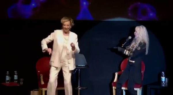 Europee, Letizia Moratti canta e balla sul palco con Ivana Spagna